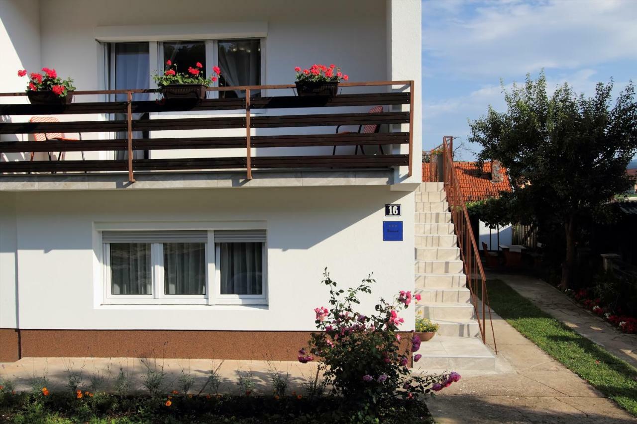 Apartman Ana Apartamento Otočac Exterior foto